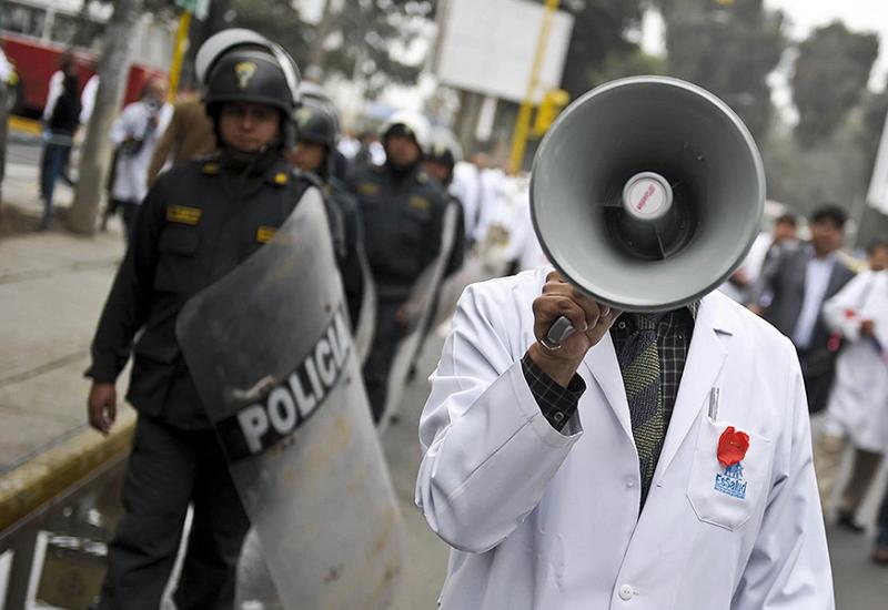 Doktori prosvjedovali ispred zdravstvenih ustanova