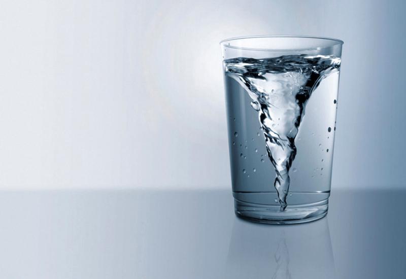  Koliko vode trebamo popiti kroz dan? Stručnjaci misle da pravilo s 8 čaša baš i nije toliko važno 