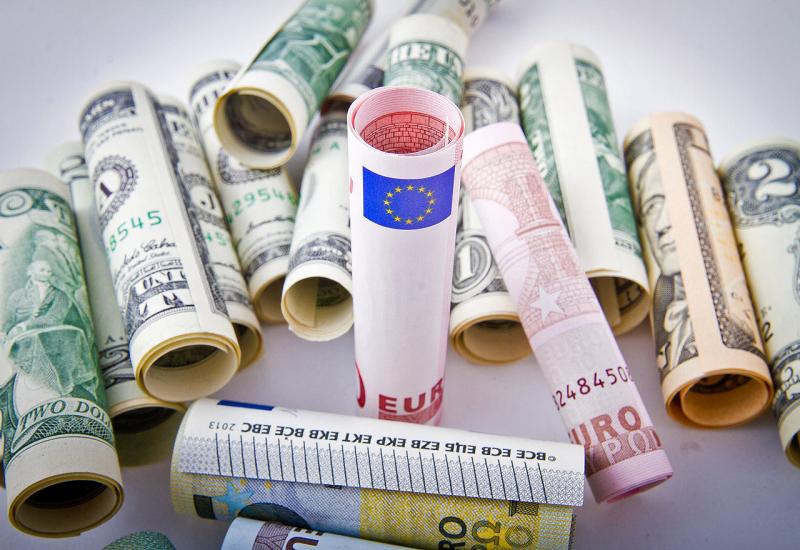 Tečaj eura prvi put nakon tri godine iznad 1,21 dolara