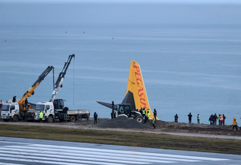 Zrakoplov sletio s piste i zaustavio se nekoliko metara od mora