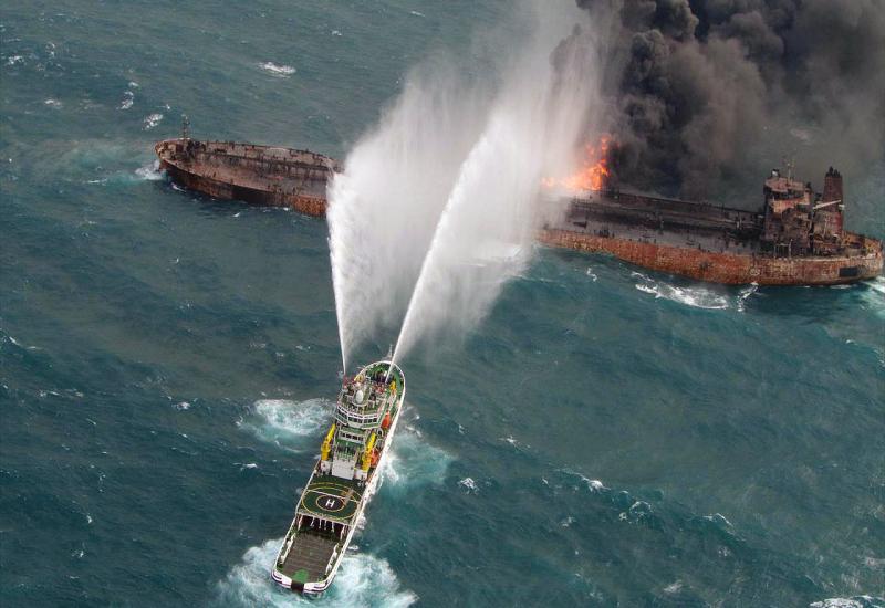 Iranski tanker  - Zapaljeni iranski tanker potonuo