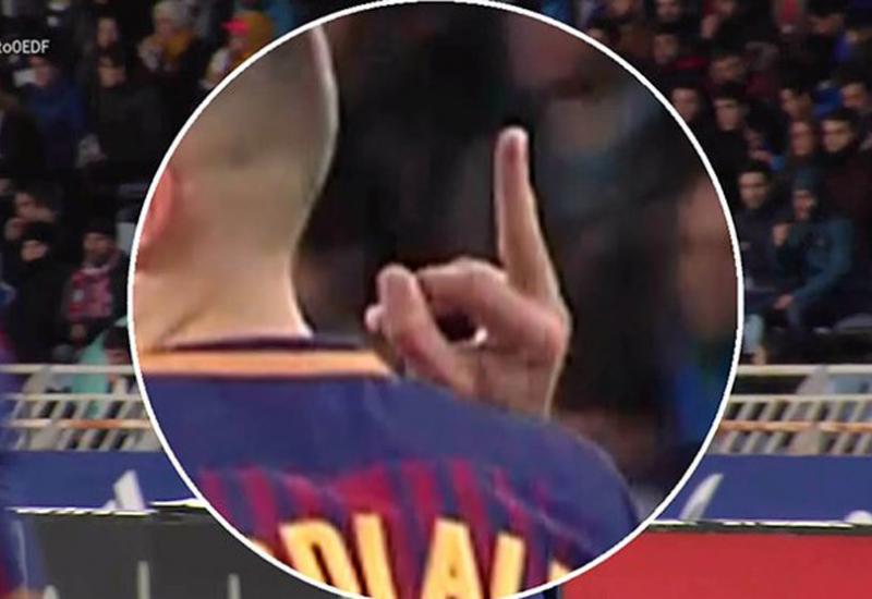 Jordi Alba pokazuje srednji prst - Kada bi nama Real bježao 19 bodova, pobili bi nas sve u Barceloni!