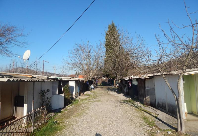Čapljina: Izbjegli Hrvati više od 20 godina žive u minijaturnim barakama