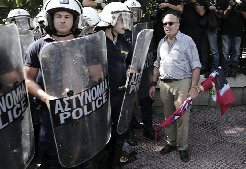 Grčka policija ispalila suzavac na prosvjednike pred parlamentom