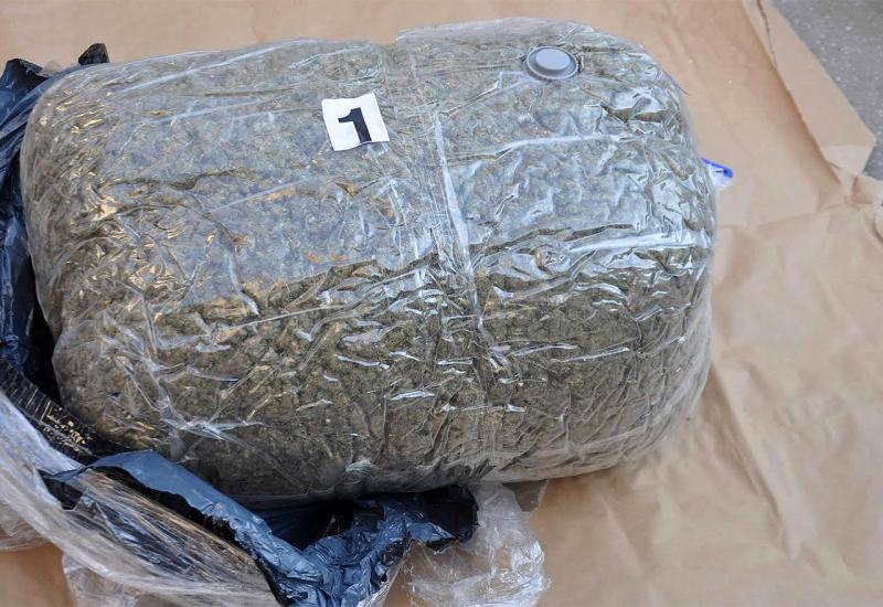 S njemačkim registracijama: Iz BiH pokušao prokrijumčariti 16 kg marihuane