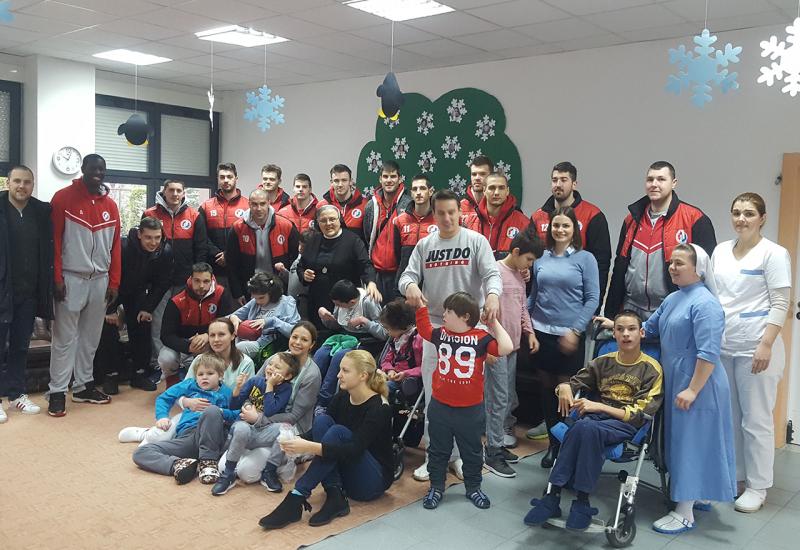 Košarkaši Zrinjskog pobjedu proslavili posjetom štićenicima Caritasa Mostar