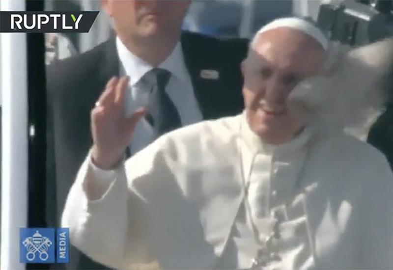 Papa pogođen šeširom