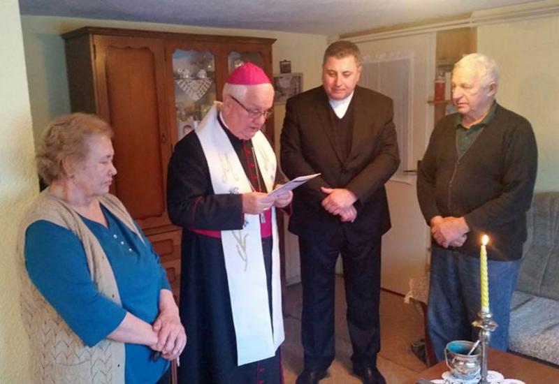 Biskup Komarica blagoslovio dom jedine katoličke obitelji u Bosanskom Petrovcu