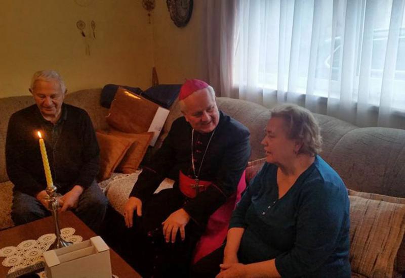 Biskup Komarica blagoslovio dom jedine katoličke obitelji u Bosanskom Petrovcu - Biskup Komarica blagoslovio dom jedine katoličke obitelji u Bosanskom Petrovcu