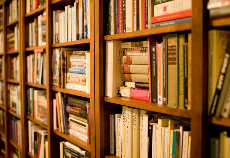 Bizaran trend slaganja knjiga: Knjige se ne slažu s dekorom? Okrenite naslove naopako