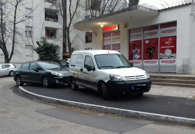 Nogostup koji služi kao parking - U invalidskim kolicima kroz Mostar: 