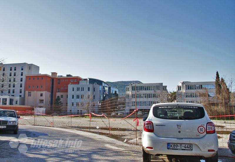 Ograđeno je makadamsko zemljište, koje je služilo kao parking iza Federalne zgrade u Mostaru, gdje će kako se čini, uskoro početi radovi. - Mostar: Za mjesec dana kreće naplata na dva izvanulična parkinga 