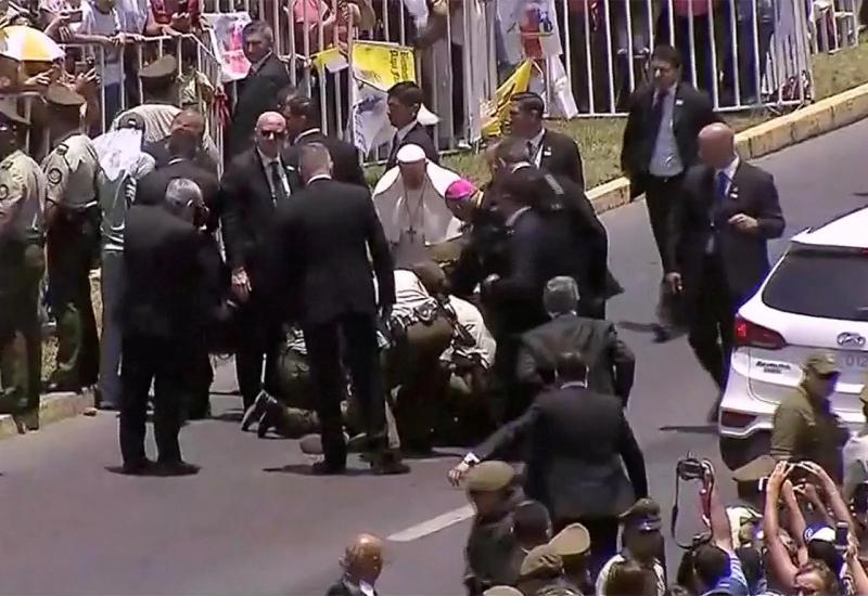  - Policajka pala s konja, Papa zaustavio papamobil i pored nje sačekao dolazak hitne