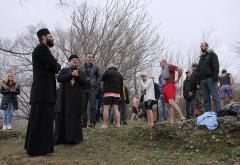 Hrabri Mostarci zaplivali u hladnoj Neretvi za Časni krst, pobijedio 13-godišnji Pavle