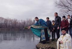 Hrabri Mostarci zaplivali u hladnoj Neretvi za Časni krst, pobijedio 13-godišnji Pavle