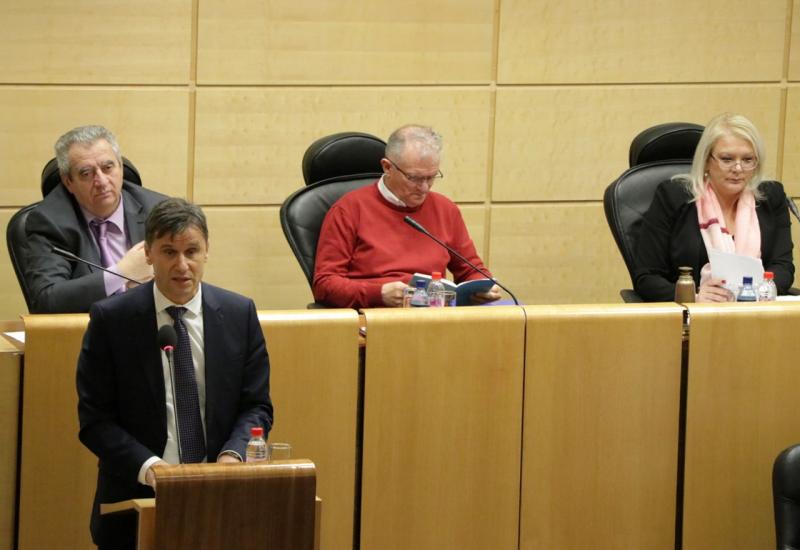 Premijer F BiH Fadil Novalić obraća se zastupnicima Doma naroda Parlamenta FBiH - Što je Vlada Federacije planirala u proračunu