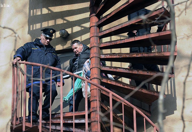 Policija je Mehmeda Terzića bez primjene sile uklonila sa stepenica - Policajci bivšeg predsjednika sindikata skinuli sa stepenica