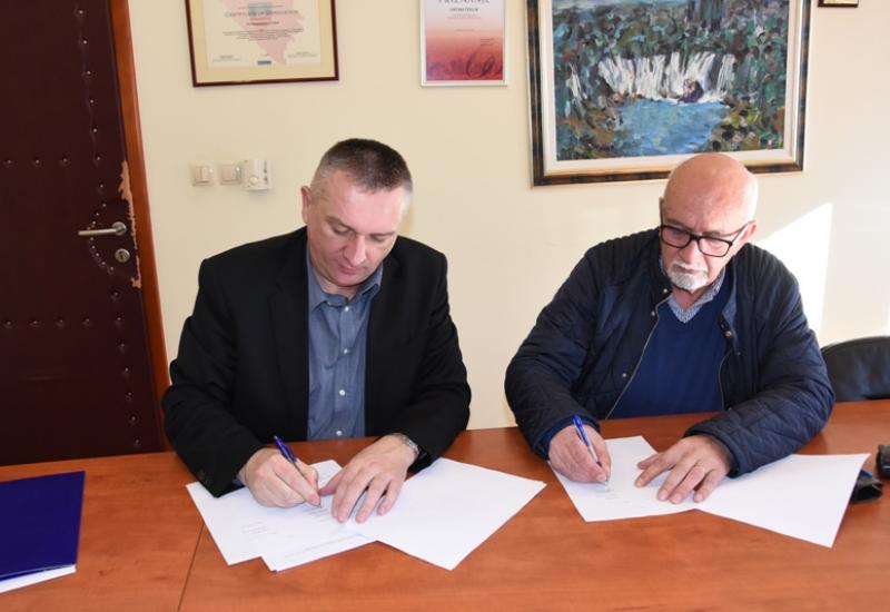 Potpisivanje ugovora - Bijakovići dobivaju nogostup vrijedan 95.000 KM