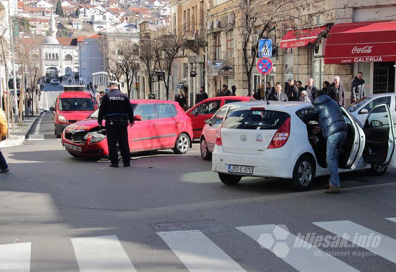 Sudar tri automobila u središtu Mostara
