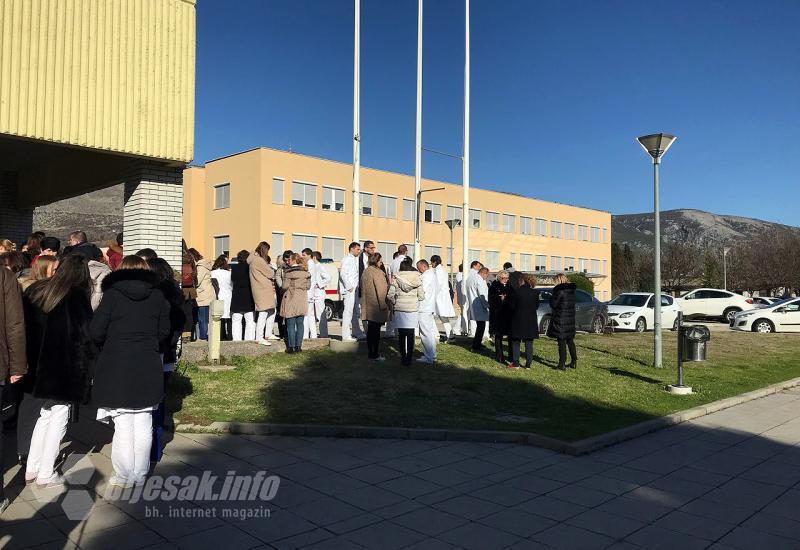 Prosvjed liječnika ispred bolnice na Bijelom Brijegu - Hercegovački liječnici ipak neće u štrajk 
