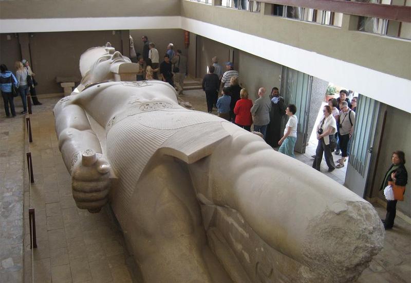 Kolosalni kip kralja Ramsesa II prebačen u novosagrađeni Veliki muzej u Gizi