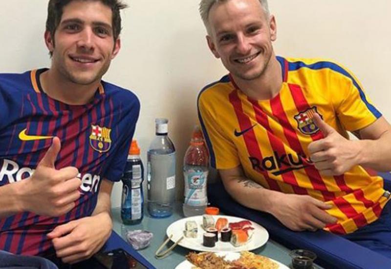 Rakitić i Sergi Roberto uz pizzu i sushi uživaju u anti-doping sobi