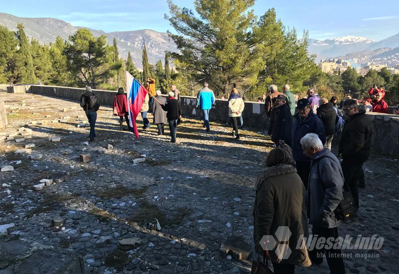 Slovenci šokirani gledaju razbijene ostatke spomen ploča - Slovenski partizani šokirani stanjem spomen obilježja u Mostaru