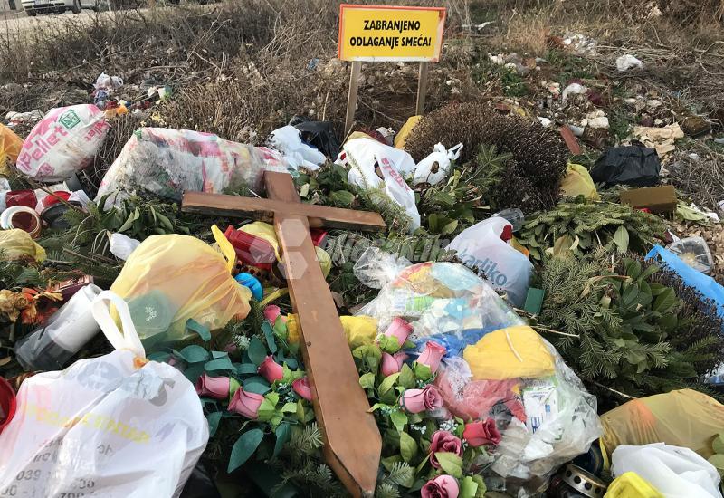Široki Brijeg: Križ s grobnice postao glavni ''ukras'' hrpe smeća
