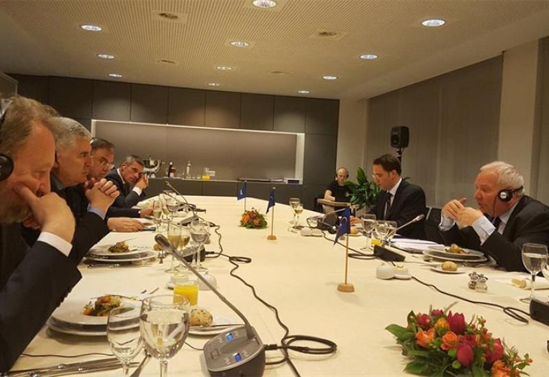 Članovi Predsjedništva na večeri sa Daulom - Ključ je u izmjenama izbornog zakona