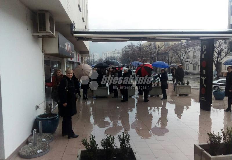 Radnici hotela Ero prosvjeduju ispred zgrade Vlade u Mostaru