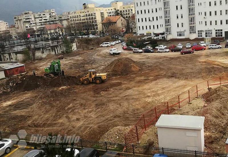 Bageri u pogonu: Počeli radovi na izgradnji parkinga u Mostaru