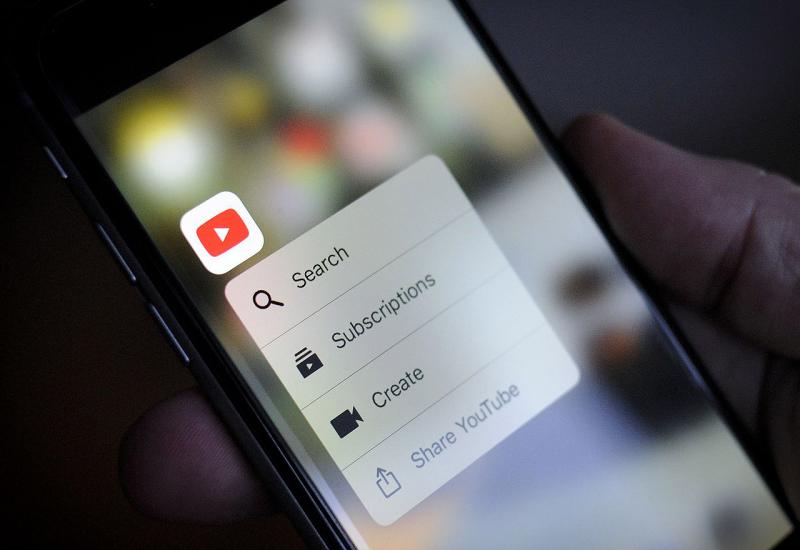 YouTube prilagođava sučelje različitim formatima, pa i vertikalnom videu