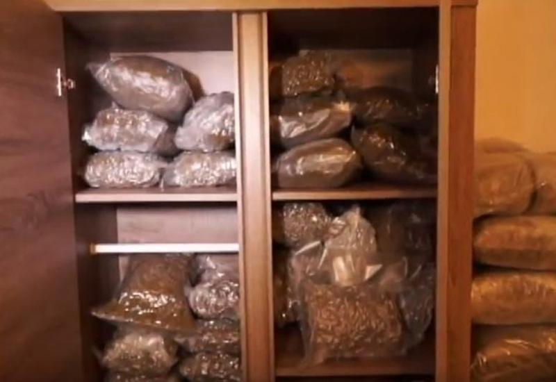 Policija u ormaru našla 120 kg marihuane, zaplijenjene tablete, novac, oružje ... 