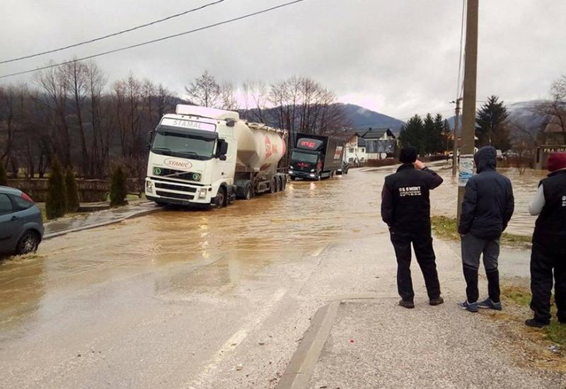 Voda došla do kuća, obustavljen promet na cesti Kiseljak-Kreševo