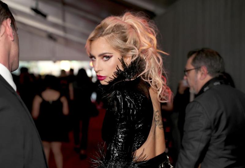 Gaga ukrala ''Shallow''?