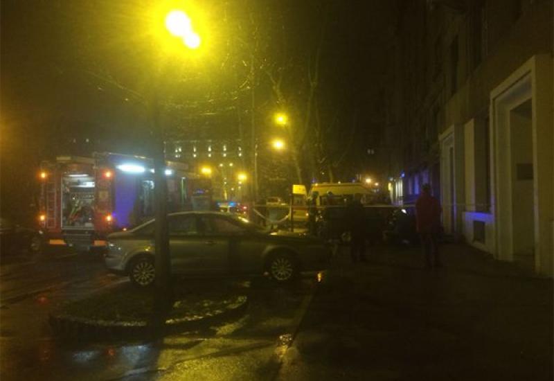  Hitna pomoć i vatrogasci ogradili su cestu neposredno ispred središnjice HDZ-a - Automobil se zabio u središnjicu HDZ-a