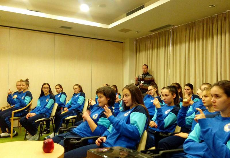 Ženska nogometna reprezentacija BiH uči znakovni jezik zbog nove suigračice