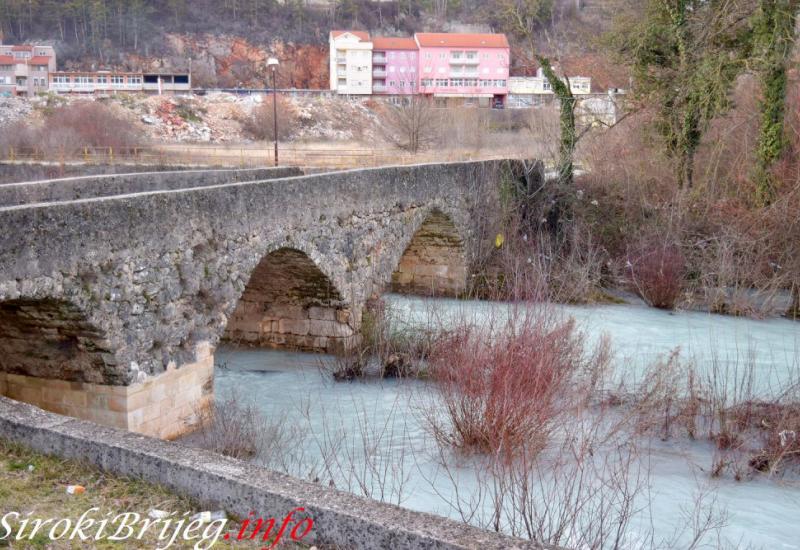 Bijela Ugrovača ispod najstarijeg mosta (1868.) u Širokom Brijegu  - Široki Brijeg: Tvrtka priznala da je u rijeku ispuštala otpadne vode