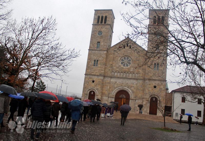 Široki Brijeg: Molitvom ispred ratnog skloništa i svetom misom obilježena 73. obljetnica od ubojstva 12 franjevaca