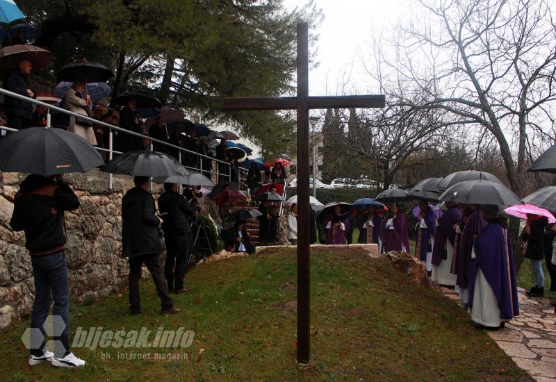 Široki Brijeg: Molitvom ispred ratnog skloništa i svetom misom obilježena 73. obljetnica od ubojstva 12 franjevaca