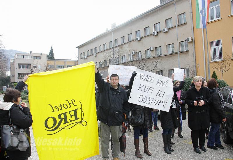Radnici hotela ''Ero'' pred zgradom prozivaju Vladu HNŽ-a