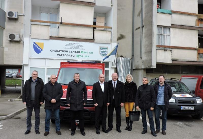 Primopredaja novog vatrogasnog vozila ispred prostorija Operativnog centra civilne i protupožarne zaštite Općine Jablanica - Vatrogasci u Jablanici dobili četiri višenamjenska vatrogasna vozila