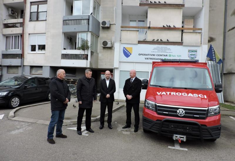 Primopredaja novog vatrogasnog vozila ispred prostorija Operativnog centra civilne i protupožarne zaštite Općine Jablanica - Vatrogasci u Jablanici dobili četiri višenamjenska vatrogasna vozila
