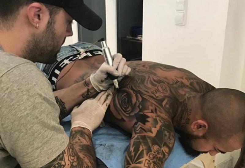 Kako bi se ''do kraja'' tetovirao, Vidal proveo 12 sati pod iglom!?