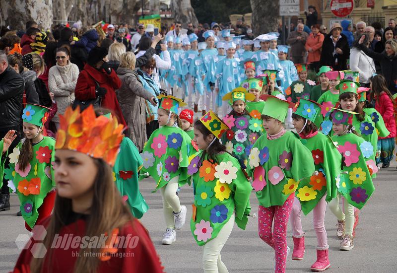 Mostarskim ulicama prošetala karnevalska povorka