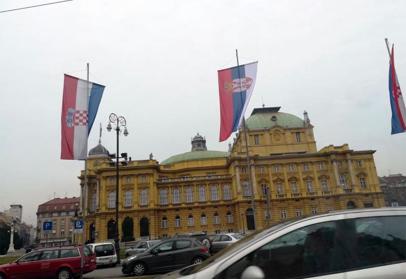Prosvjedi protiv Vučića, srbijanske zastave stavljene u zadnji tren