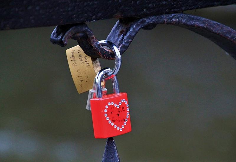  'Zaključajte ljubav' na Eiffelovom mostu