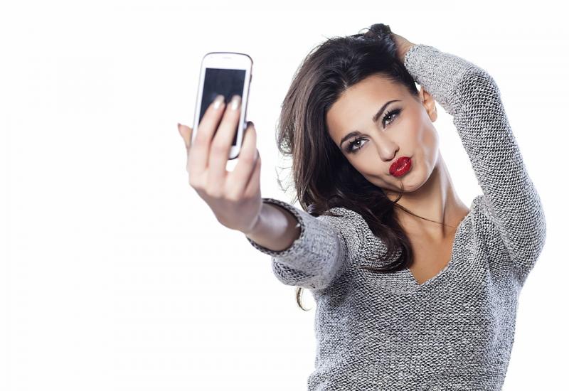 Evo koje vam bolesti prijete ako tražite najbolji kut za selfie