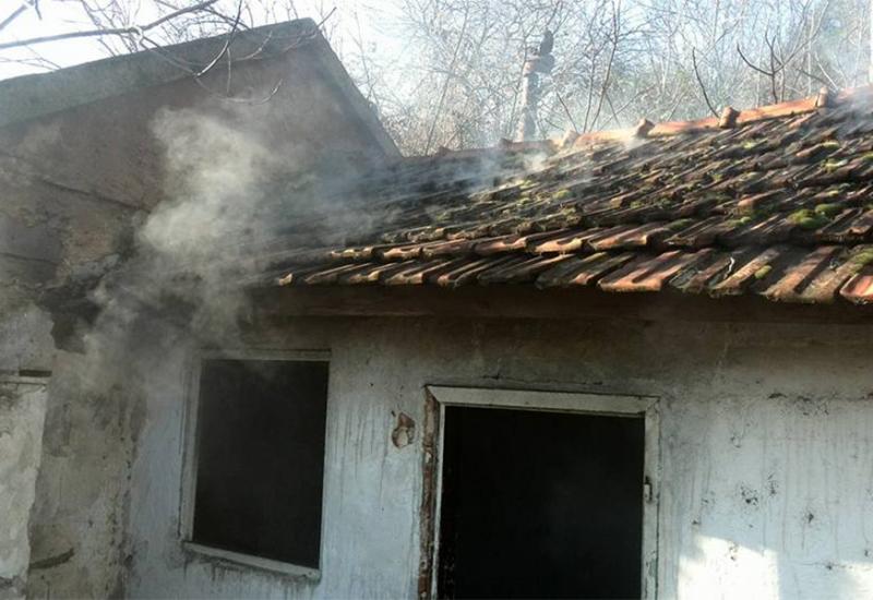 U središtu Mostara izgorjela napuštena kuća 