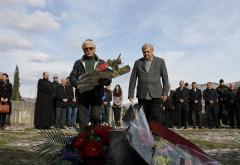 Preko uništenih ploča, položeni vijenci i cvijeće na Partizanskom spomen groblju